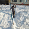 Младшее поколение не отстаёт - мальчик чистит лестницу возле дома  — newsvl.ru
