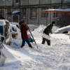 А жители этого двора решили почистить придомовую территорию совместно  — newsvl.ru