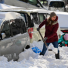 Женщины уверенно откапывают машины  — newsvl.ru