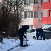 Чтобы было удобней ходить, можно почистить хотя бы небольшую тропинку во дворе  — newsvl.ru