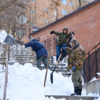 Эти мужчины взялись почистить большую лестницу  — newsvl.ru