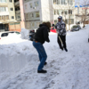 Местные жители выходят во дворы, чтобы почистить дорожки  — newsvl.ru