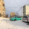 Хозяин этого бирюзового автомобиля не смог выехать и бросил машину посреди дороги  — newsvl.ru