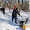 В Игнатьевском сквере снег убирают специальной техникой  — newsvl.ru