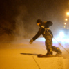 Сноубордисты выбрали дороги, до которых ещё не добралась снегоуборочная техника — newsvl.ru