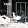 На помощь дорожным службам Владивостока после снегопада вышли бизнесмены с лопатами (ФОТО)