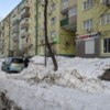 Многие припарковали авто вдоль проезжей части - после работы техники им долго придётся откапывать свои машины — newsvl.ru