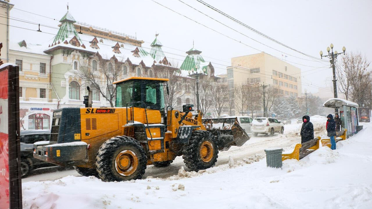 В режиме нон-стоп на дорогах города работает снегоуборочная техника —  Новости Хабаровска