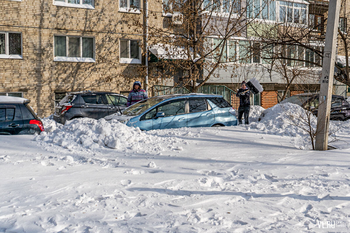 Снег во дворах москвы. Снег во Владивостоке. Снег во дворе. Снегопад во Владивостоке. Снегопад в городе.