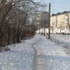 Почищенная пешеходная дорога вдоль Минного городка сменяется протоптанной колеёй — newsvl.ru