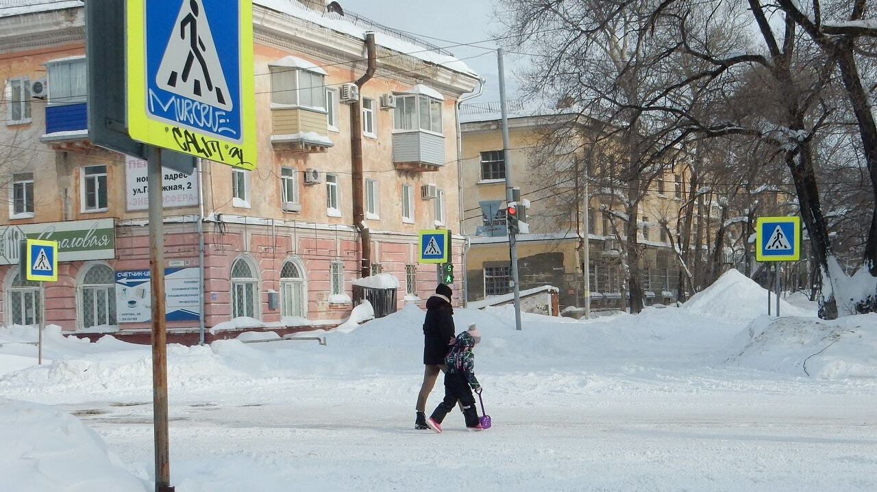 Тропа домой: комсомольчане ходят по проезжей части из-за нечищеных  тротуаров (ФОТО; ВИДЕО) — Новости Хабаровска