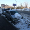 Автомобили стоят и дальше. А с другой стороны их нет, но зато есть куча снега, которую никто не убрал — newsvl.ru