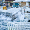 Любителей зимних купаний не остановит даже шторм — newsvl.ru