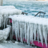 Ледяной гребень из сосулек на «Юбилейном» пляже  — newsvl.ru