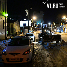 Непреодолимое препятствие: припаркованные у обочин автомобили не позволяют очистить дороги Владивостока 