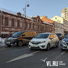 Автомобильные пробки из-за нерасчищенных дорог сковали Владивосток даже в субботний день 
