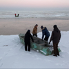 Спасатели сняли двух рыбаков и ребёнка со льдины на Ханке