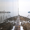 В зеркальном фасаде отражается море — newsvl.ru