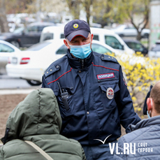 Мужчины в форме силовиков подрались на автобусной остановке во Владивостоке 