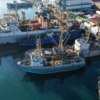 На заднем плане - причалы 1 и 2, за швартовку у которых компания задолжала более 10 миллионов рублей — newsvl.ru