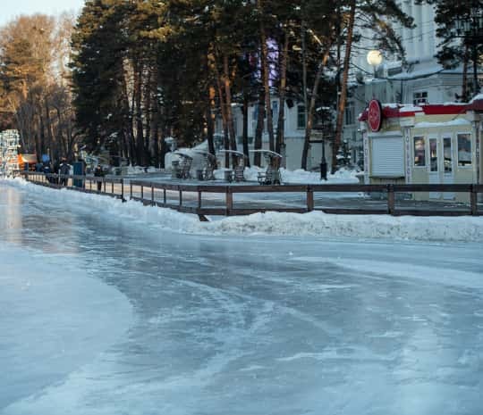 Самый большой открытый каток на Дальнем Востоке начали заливать в Хабаровске