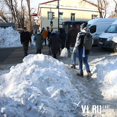 Не пролезешь, не проедешь: жители Владивостока недовольны результатами уборки снега во Владивостоке 