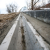 Вдоль дороги строители прокладывают водостоки — newsvl.ru