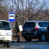Автолюбители игнорируют дорожные знаки и ставят свои машины рядом с автобусной остановкой — newsvl.ru