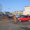 Машины припарковали прямо у будущей праздничной сцены — newsvl.ru