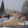 Каток на центральной площади Владивостока не успели залить к 16 декабря из-за метели (ФОТО)