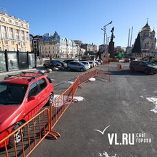 От стихийной парковки центральную площадь Владивостока защитили забором 
