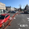 От стихийной парковки центральную площадь Владивостока защитили забором (ФОТО)