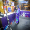 Полный комплект горных лыж для взрослого в выходные стоит 900 рублей за первый час и 400 за каждый следующий — newsvl.ru
