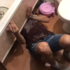 Во Владивостоке правоохранители достали из-под ванны местной жительницы серийного вора-ловеласа (ВИДЕО)