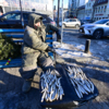 Иван продаёт рыбу на улице Адмирала Фокина — newsvl.ru