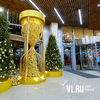 Невидимые ёлки и шары в часах: во Владивостоке выбрали лучшее новогоднее оформление ТЦ и кафе