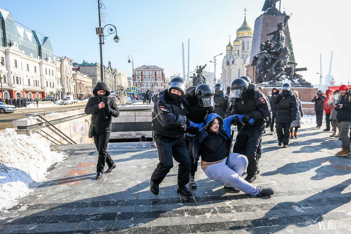 Сегодня можно выходить на улицу. Протесты во Владивостоке. Митинг оцепление. Протесты Навальный 2021 Владивосток.