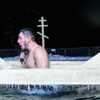 На Крещение сотни горожан окунулись в прорубь на «Юбилейном» пляже — newsvl.ru
