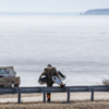 Весенний экстрим: рыбаки уходят в море на льдинах, а их припаркованные авто мешают водителям на берегу — newsvl.ru