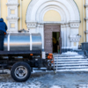 Десятки горожан набирают святую воду в соборе Покрова Пресвятой Богородицы — newsvl.ru