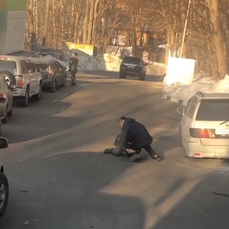 В очереди на АЗС во Владивостоке подрались двое мужчин 