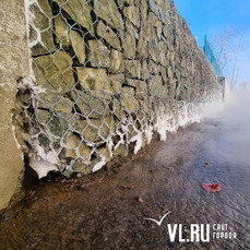Горячая вода из подпорной стены залила проезжую часть на улице Зои Космодемьянской 