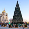 В этом году вокруг ёлки установили большое количество гирлянд, которые светятся по вечерам — newsvl.ru