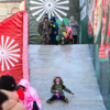 Для спуска с горки дети используют ледянки, которые можно приобрести здесь же на площади — newsvl.ru