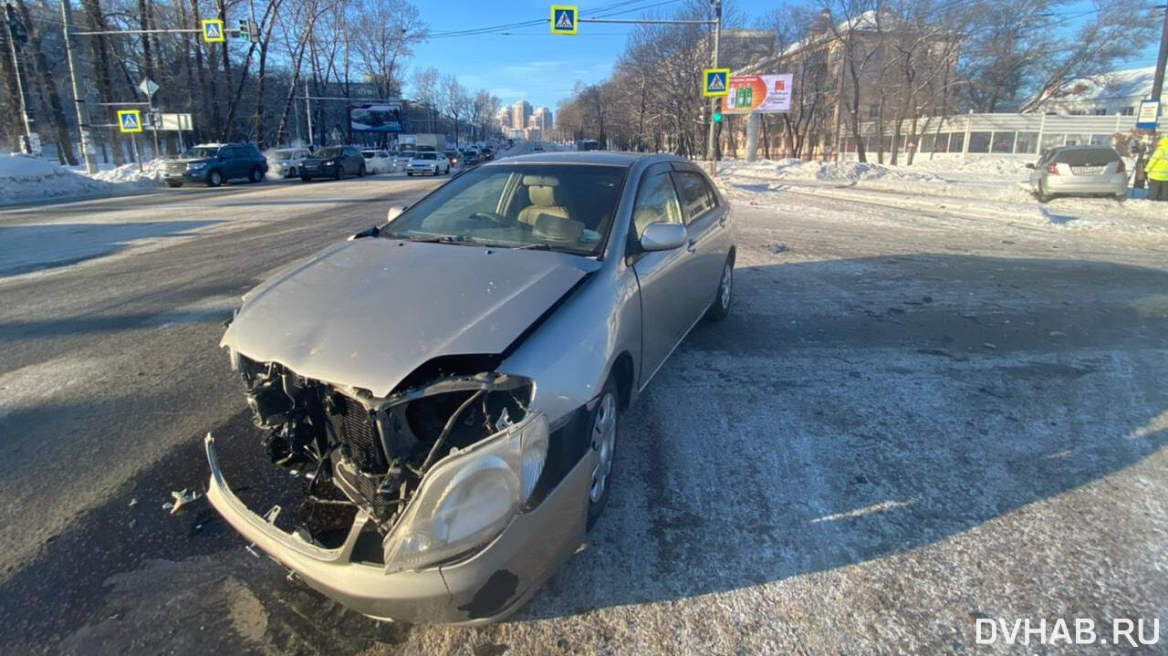 Таксист поехал на желтый и устроил ДТП со встречной машиной (ФОТО; ВИДЕО) —  Новости Хабаровска