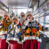 Пассажиров встречали песнями и танцами солистки вокальной группы «Барыни-сударыни» — newsvl.ru