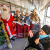 Пассажиры с радостью принимали поздравления от Деда Мороза и Снегурочки — newsvl.ru