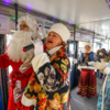 Задорные песни и тёплые пожелания согревали пассажиров морозным зимним утром — newsvl.ru