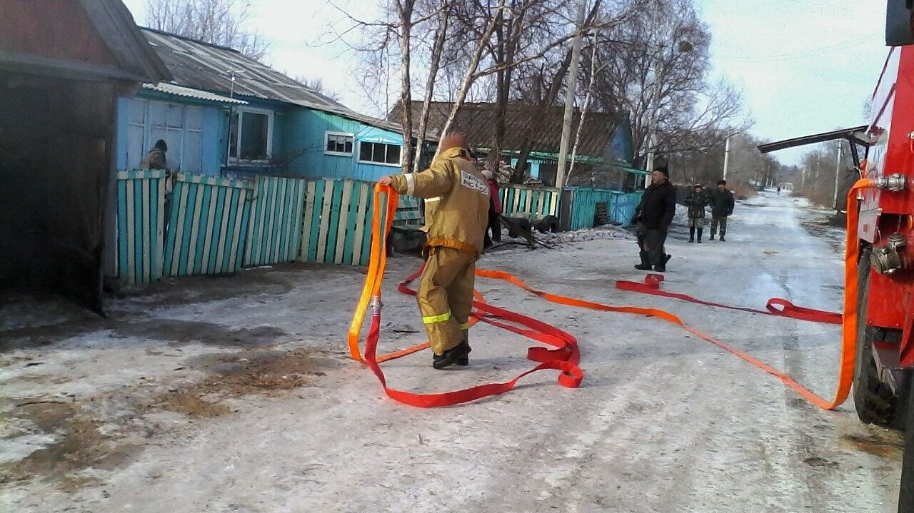 Семья едва не погибла при ночном пожаре в селе Амурзет — Новости Хабаровска