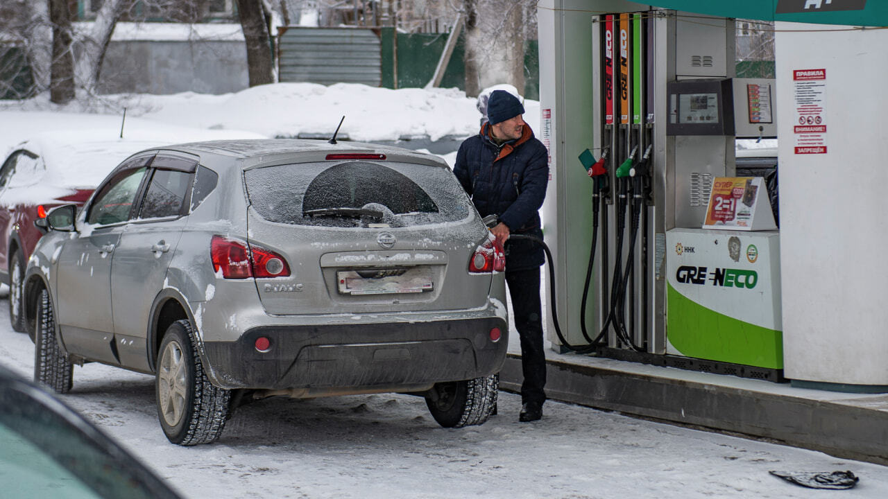 Когда подешевеет бензин. Бензин подешевел. Бензин дешевеет. Бензин подешевел в России. Бензин дешевый фото.